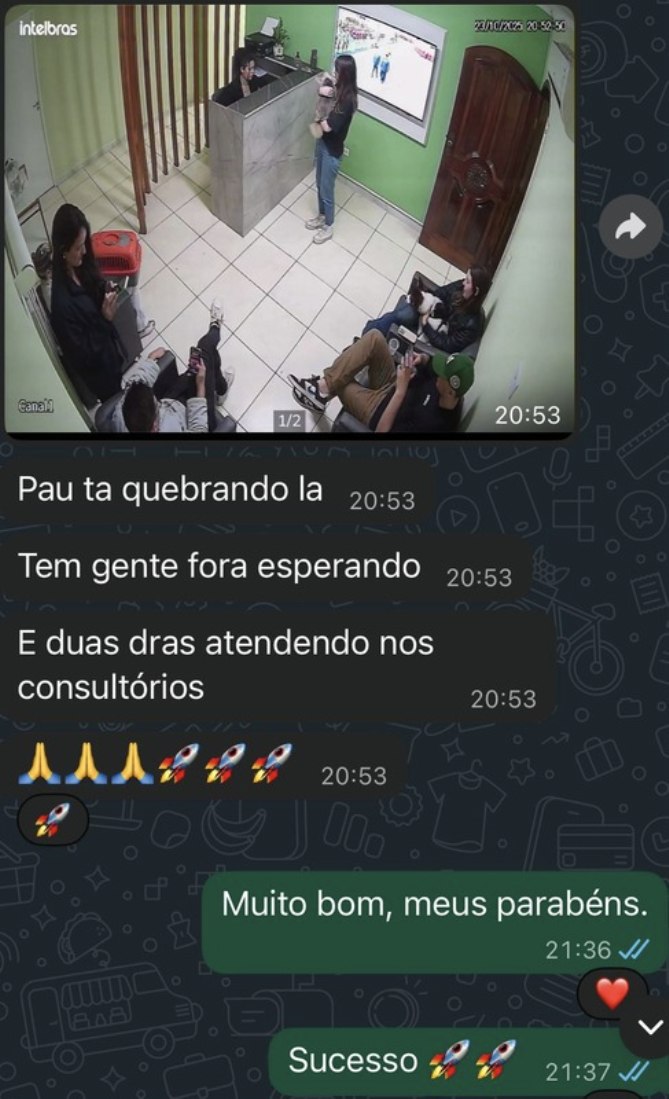 Cliente com a recepção cheia: tem gente esperando fora e duas veterinárias atendendo